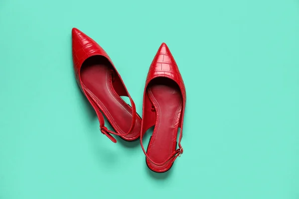 Ζεύγος Κομψά Κόκκινα Παπούτσια Στο Φόντο Χρώμα — Φωτογραφία Αρχείου