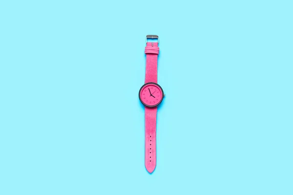 Reloj Pulsera Femenino Con Estilo Sobre Fondo Color — Foto de Stock