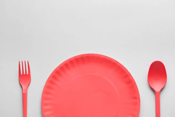 Πιάτο Και Μαχαιροπήρουνα Ελαφρύ Φόντο Closeup — Φωτογραφία Αρχείου