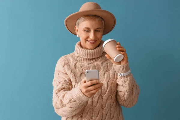 Schöne Reife Frau Mit Tasse Kaffee Mit Handy Auf Blauem — Stockfoto