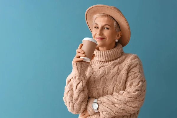 Красивая Зрелая Женщина Чашкой Кофе Голубом Фоне — стоковое фото
