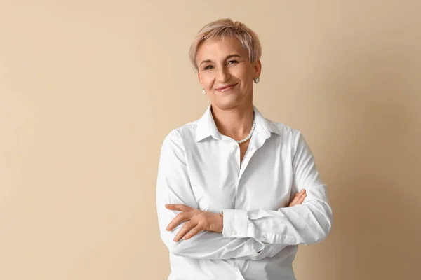 Mooie Volwassen Vrouw Wit Shirt Beige Achtergrond — Stockfoto