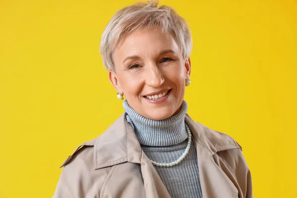 Bella Donna Matura Cappotto Sfondo Giallo Primo Piano — Foto Stock