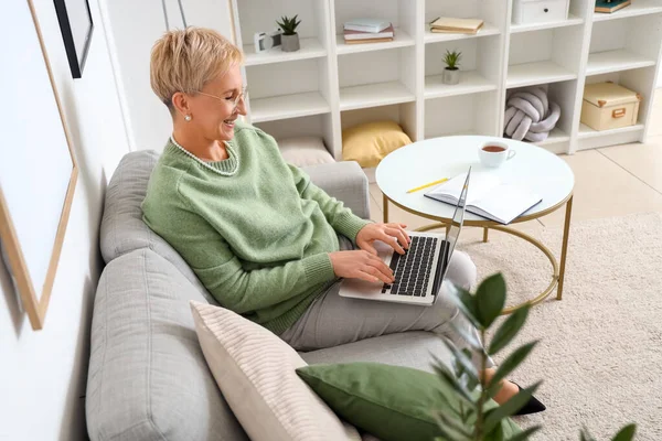 Mature Woman Using Laptop Sofa Home — Stock Photo, Image