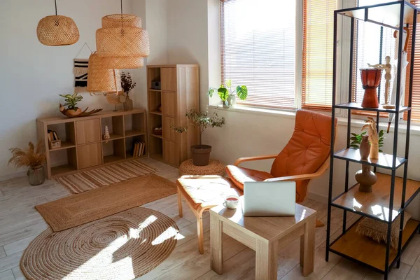 Koltuğu Masası Rafları Olan Şık Bir Oturma Odası — Stok fotoğraf