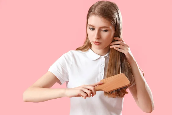 Junge Frau Mit Haarausfall Problem Bürsten Auf Rosa Hintergrund — Stockfoto