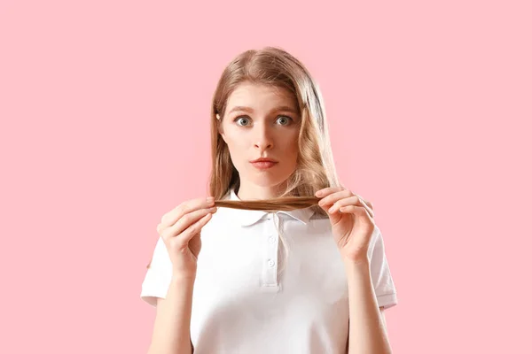 Беспокойная Молодая Женщина Проблемой Выпадения Волос Розовом Фоне — стоковое фото