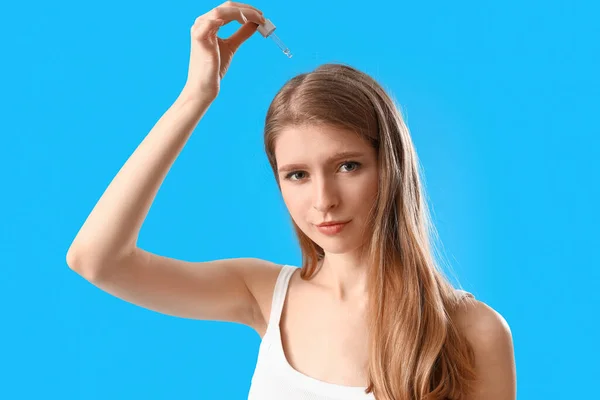 Young Woman Using Serum Hair Growth Blue Background — Stock Photo, Image