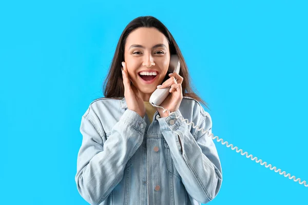 Glückliche Junge Frau Telefoniert Auf Hellblauem Hintergrund — Stockfoto
