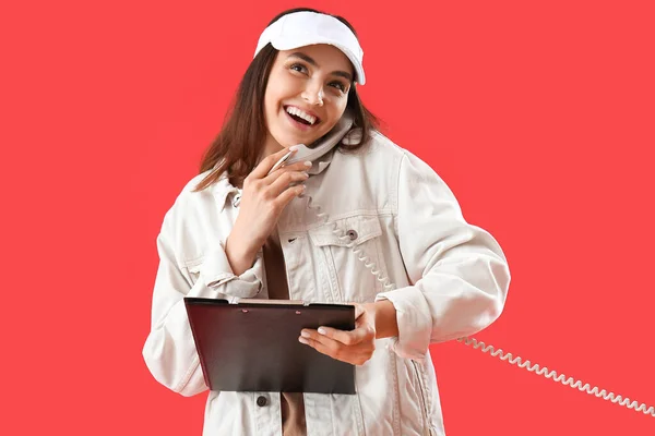 Mujer Joven Con Portapapeles Receptor Teléfono Sobre Fondo Rojo — Foto de Stock