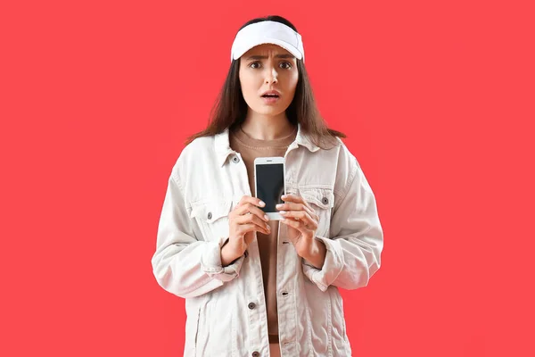 Orolig Ung Kvinna Med Smartphone Röd Bakgrund — Stockfoto