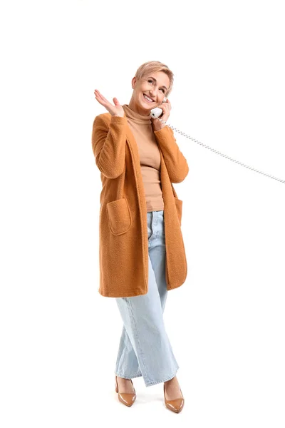 Volwassen Vrouw Praten Door Telefoon Witte Achtergrond — Stockfoto