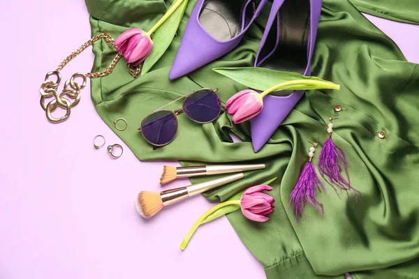 Composición Con Elegantes Accesorios Femeninos Pinceles Maquillaje Tacones Flores Tulipán — Foto de Stock