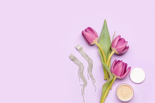 Composición Con Hermosos Pendientes Maquillaje Polvo Flores Tulipán Sobre Fondo —  Fotos de Stock