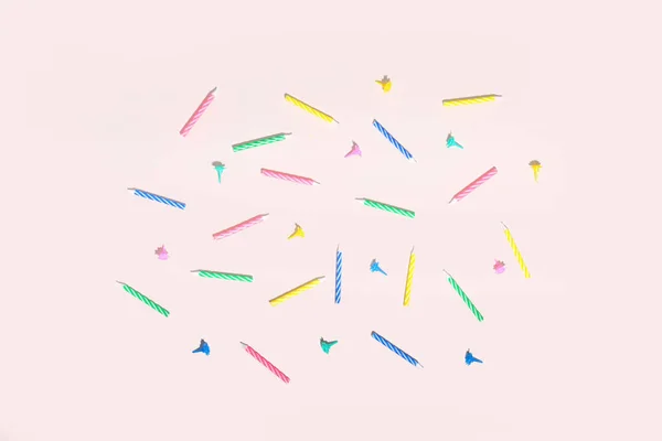 Velas Cumpleaños Coloridas Sobre Fondo Rosa — Foto de Stock