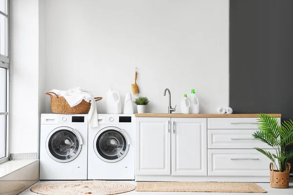 Interior Ruang Cuci Dengan Mesin Cuci Dan Pakaian Kotor — Stok Foto