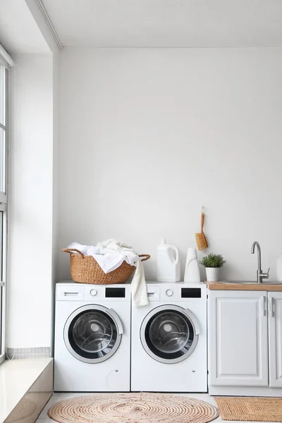 Mand Met Vuile Kleren Wasmiddel Wasmachines Wasruimte — Stockfoto