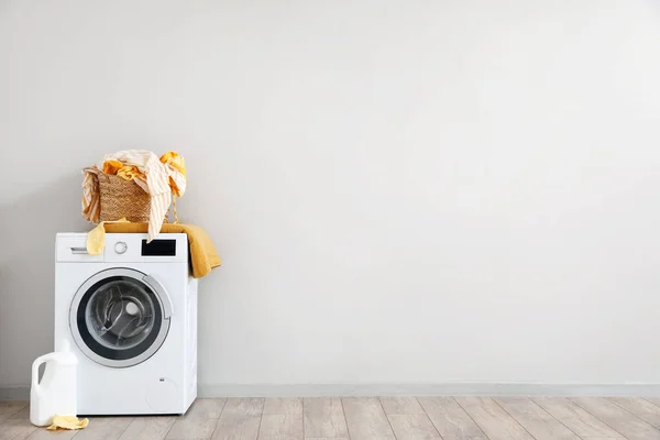 Mand Met Vuile Kleren Wasmachine Wasruimte — Stockfoto