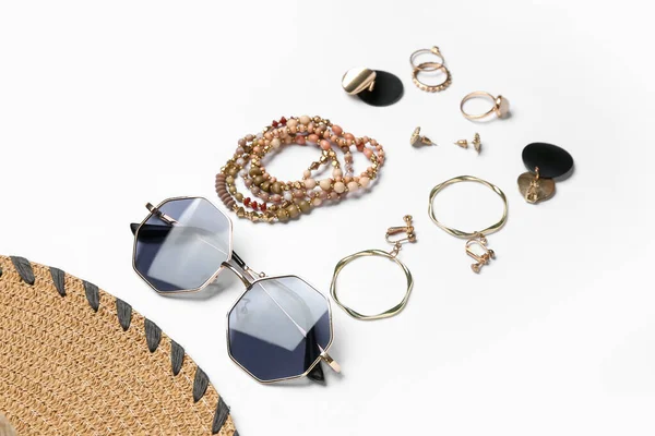 Šperky Slunečními Brýlemi Bílém Pozadí — Stock fotografie