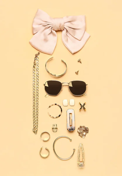 Stylowa Biżuteria Okularami Przeciwsłonecznymi Beżowym Tle — Zdjęcie stockowe