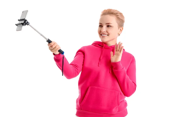 Junge Frau Mit Handy Macht Selfie Auf Weißem Hintergrund — Stockfoto