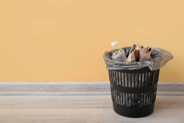 Plastikmülltonnen Mit Unterschiedlichem Müll Der Nähe Der Gelben Wand — Stockfoto
