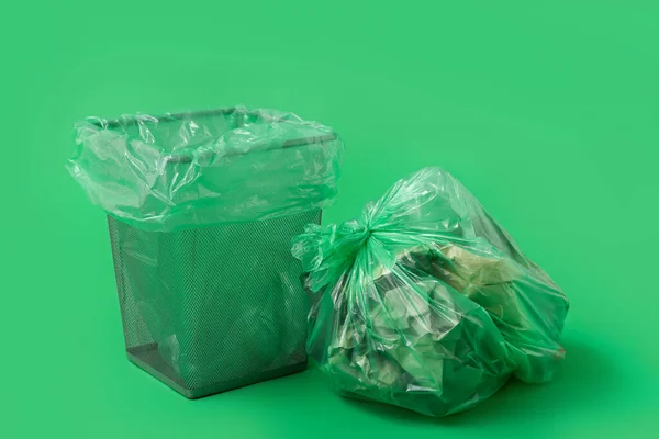 Пустой Мусорный Бак Полный Мешок Мусора Зеленом Фоне — стоковое фото