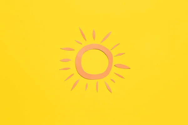 黄色背景下的纸太阳 — 图库照片