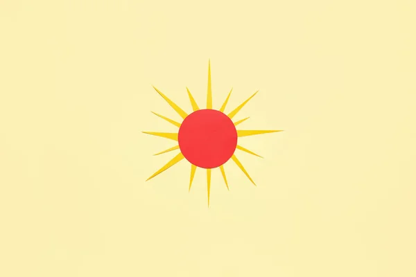 Jasné Papírové Slunce Žlutém Pozadí — Stock fotografie