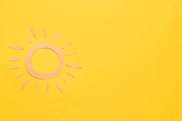 Papier Sonne Auf Gelbem Hintergrund — Stockfoto