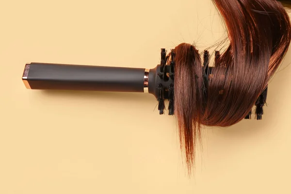 Коричневе Волосся Круглою Щіткою Жовтому Тлі — стокове фото