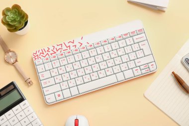 Bej arkaplanda kompozisyon klavyesi, kol saati, hesap makinesi ve fare