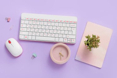 Leylak arkaplan üzerinde klavye, fare, saat ve defter kompozisyonu