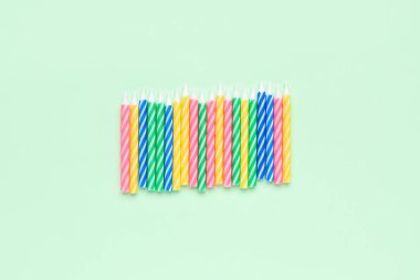 yeşil arka plan üzerinde renkli doğum günü mumları