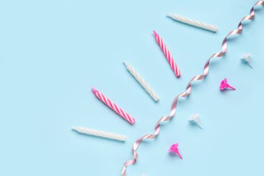 doğum günü mumları mavi zemin üzerine