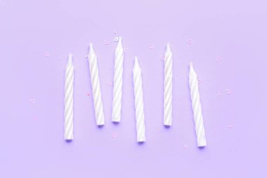 Leylak arkaplanda beyaz doğum günü mumları