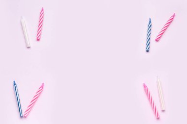 Leylak arkaplanda doğum günü mumları