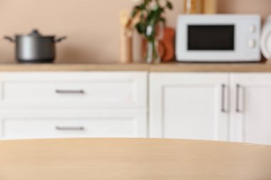 Mutfakta temiz ahşap masa.