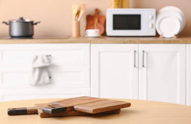 Mutfaktaki ahşap masanın tahta kesme tahtaları.