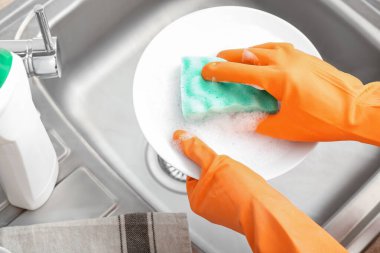 Lavaboda süngerle yıkayan kadın, yakın plan.