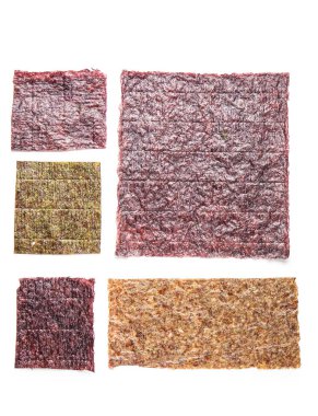 Beyaz arka plan üzerinde izole nori yaprak