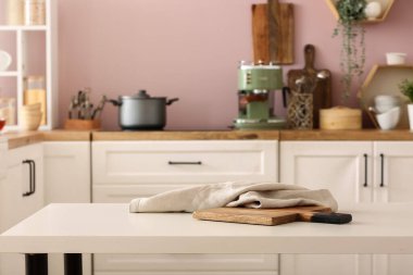 Mutfaktaki masada kesme tahtası ve peçete.