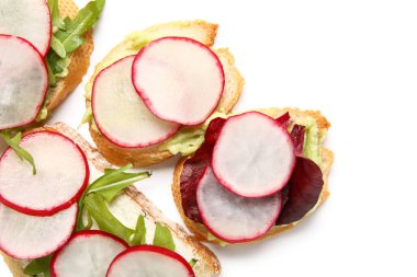 Beyaz arka planda turplu nefis bruschetalar.