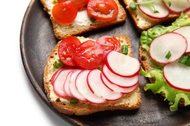 Beyaz arka planda izole edilmiş lezzetli turplu bruschetalar.