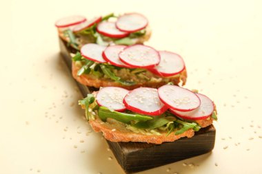 Bej arka planda lezzetli turplu bruschetas tablosu