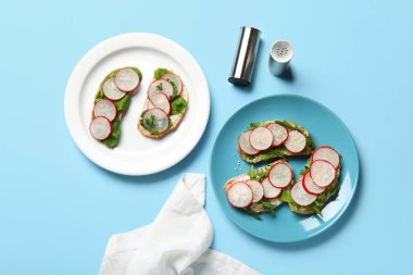 Mavi arka planda lezzetli turp bruschetas tabakları