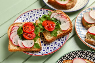 Yeşil ahşap masada lezzetli turplu bruschetalar.
