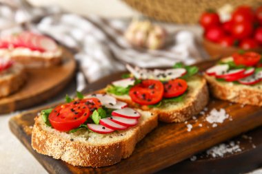 Beyaz masada lezzetli turplu bruschetalar.