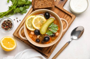 Hafif arka planda lezzetli Hodgepodge çorbası.