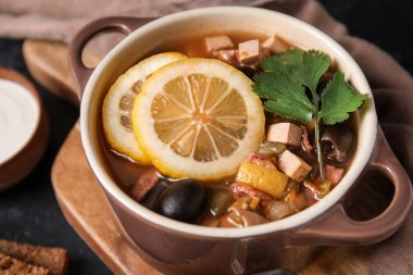 Masada lezzetli Hodgepodge çorbası, yakın plan.